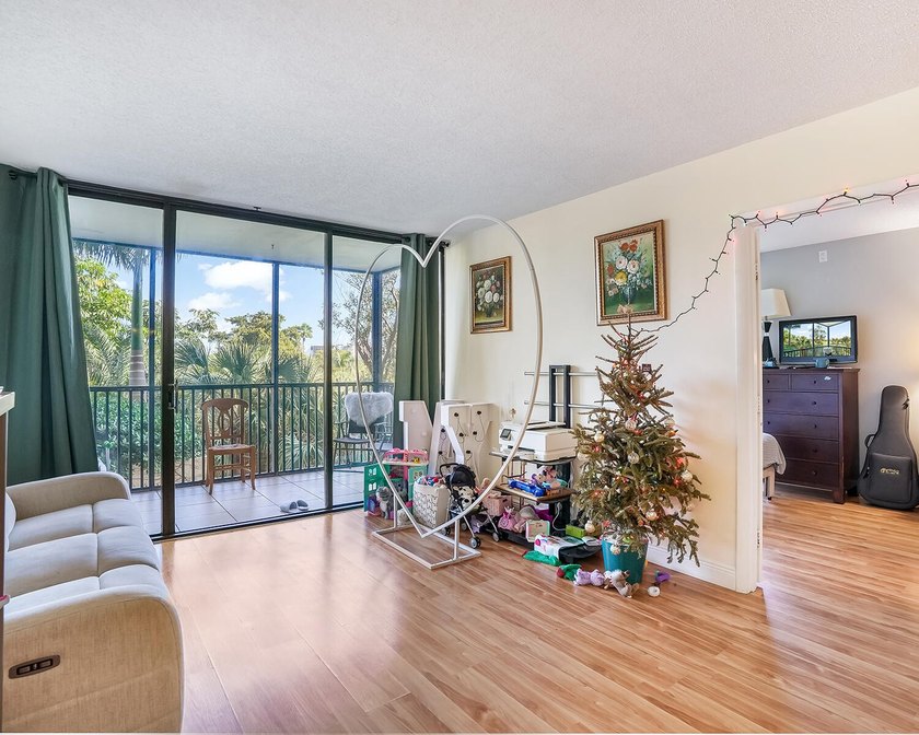 Beautiful 2 bed, 2 bath condo in the all-ages Coranado Building - photo 19