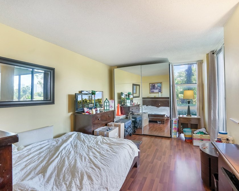 Beautiful 2 bed, 2 bath condo in the all-ages Coranado Building - photo 21
