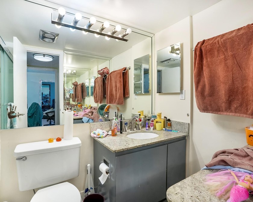 Beautiful 2 bed, 2 bath condo in the all-ages Coranado Building - photo 22