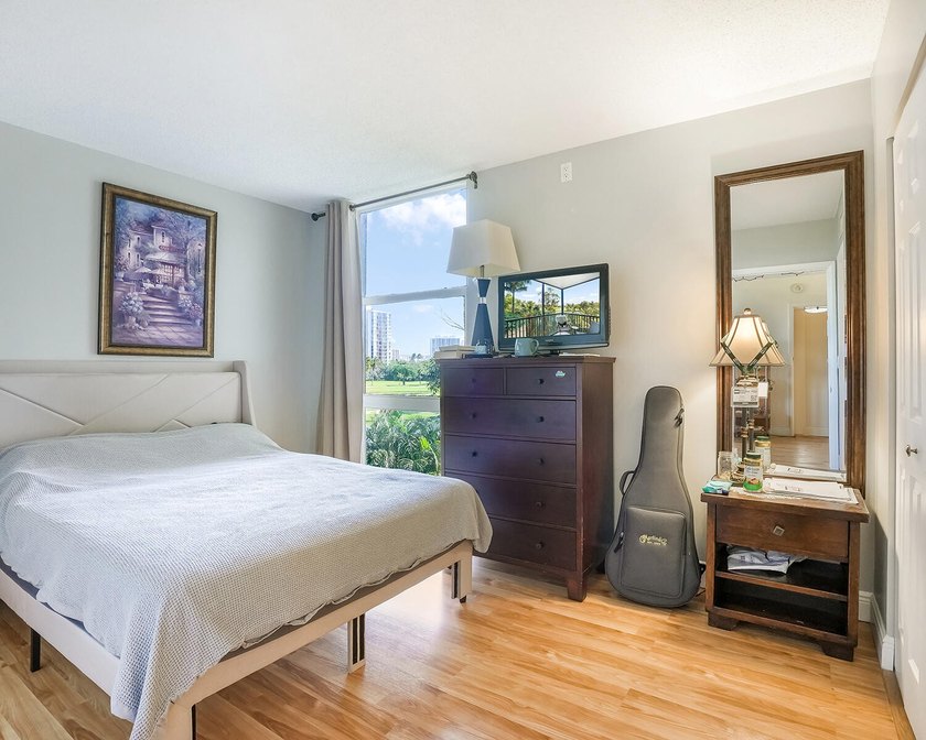 Beautiful 2 bed, 2 bath condo in the all-ages Coranado Building - photo 23