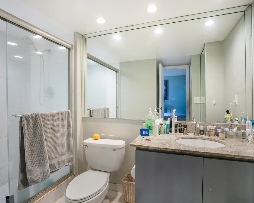 Beautiful 2 bed, 2 bath condo in the all-ages Coranado Building - photo 24