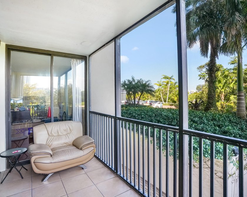 Beautiful 2 bed, 2 bath condo in the all-ages Coranado Building - photo 25