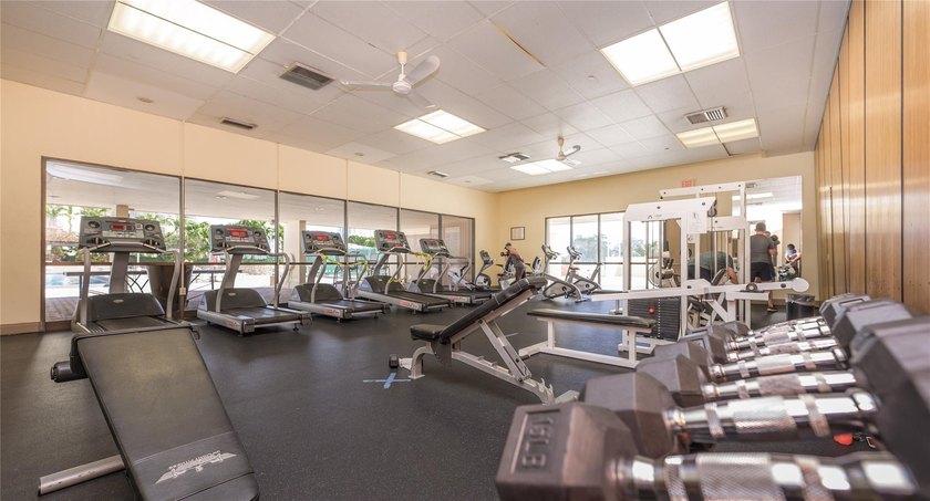 Beautiful 2 bed, 2 bath condo in the all-ages Coranado Building - photo 28
