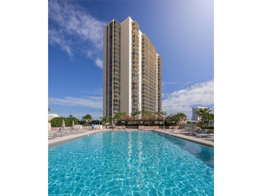 Beautiful 2 bed, 2 bath condo in the all-ages Coranado Building - photo 30