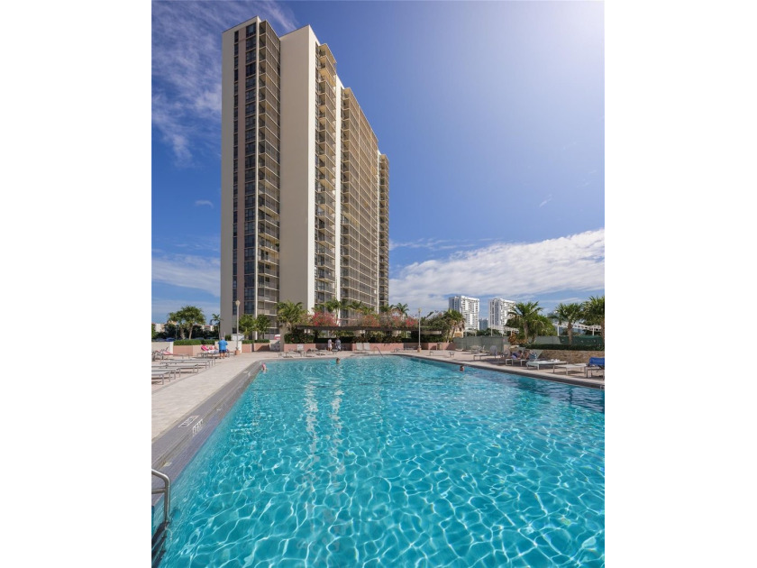 Beautiful 2 bed, 2 bath condo in the all-ages Coranado Building - photo 31