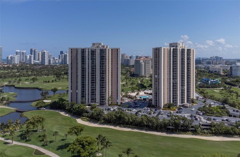 Beautiful 2 bed, 2 bath condo in the all-ages Coranado Building - photo 32