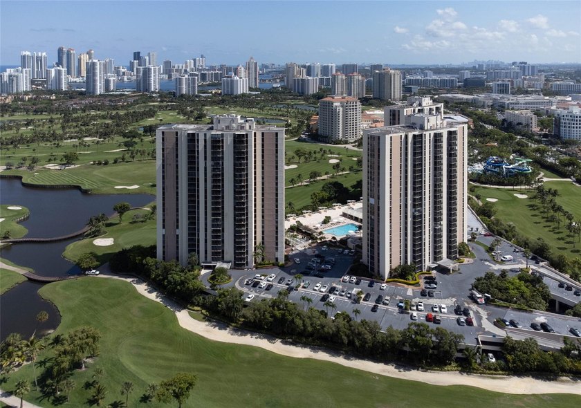 Beautiful 2 bed, 2 bath condo in the all-ages Coranado Building - photo 33