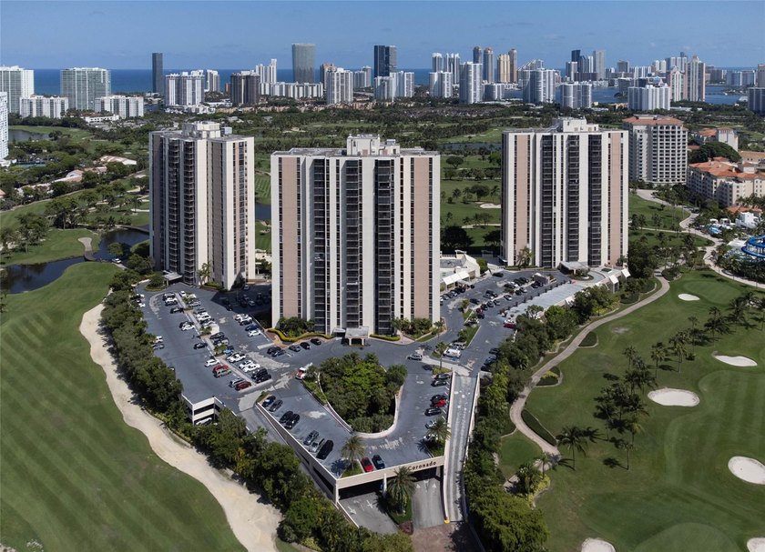 Beautiful 2 bed, 2 bath condo in the all-ages Coranado Building - photo 34