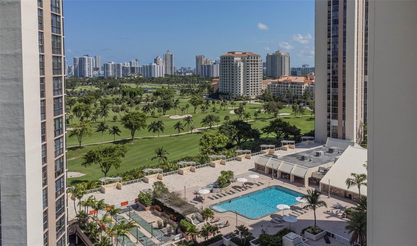 Beautiful 2 bed, 2 bath condo in the all-ages Coranado Building - photo 36