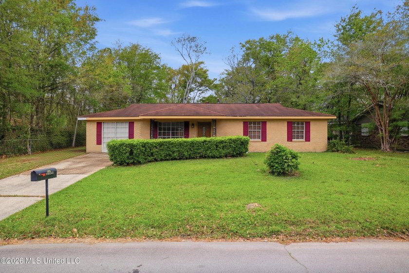 Must-see home in Forrest Cove Estates in D'Iberville! This - photo 2