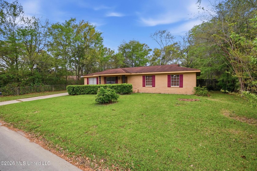 Must-see home in Forrest Cove Estates in D'Iberville! This - photo 3