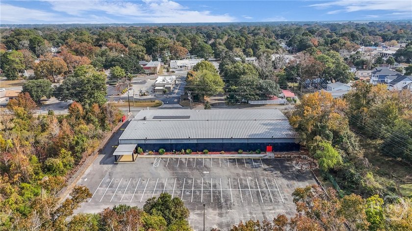 Location, Location, Location! This expansive 25,200 sq - photo 2