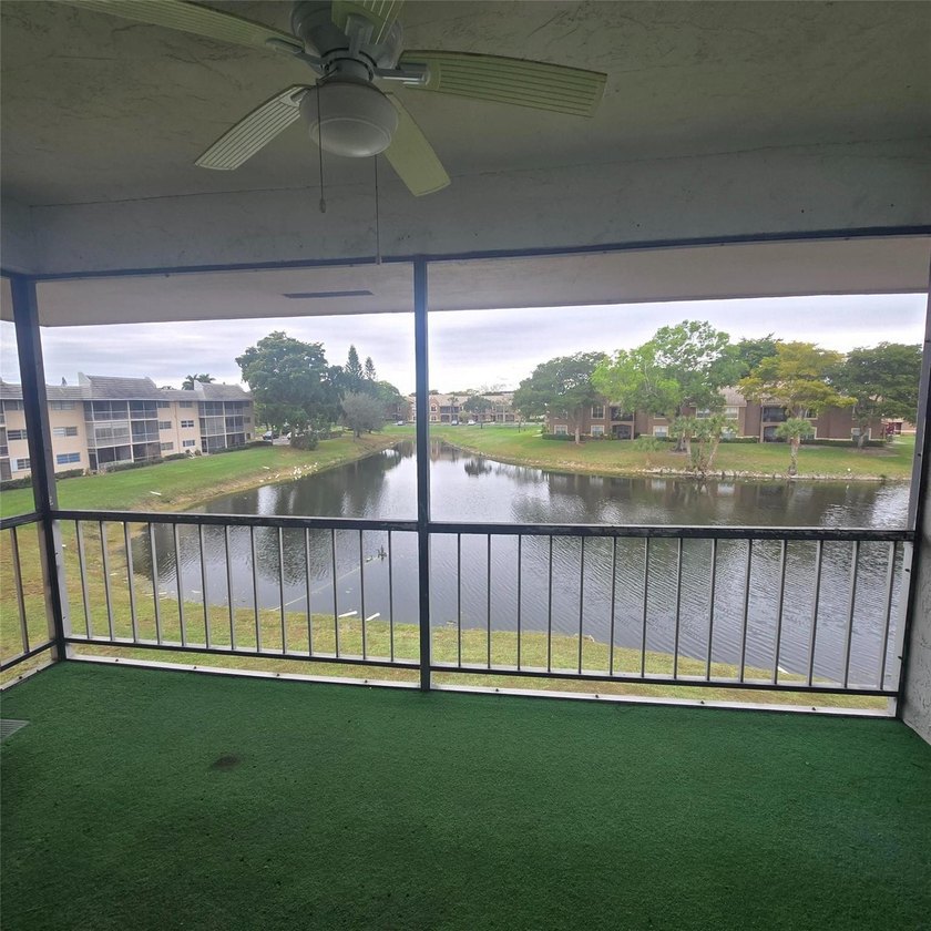 Well-maintained condo in the heart of Coral Springs! This unit - photo 4