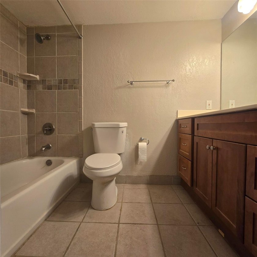 Well-maintained condo in the heart of Coral Springs! This unit - photo 8