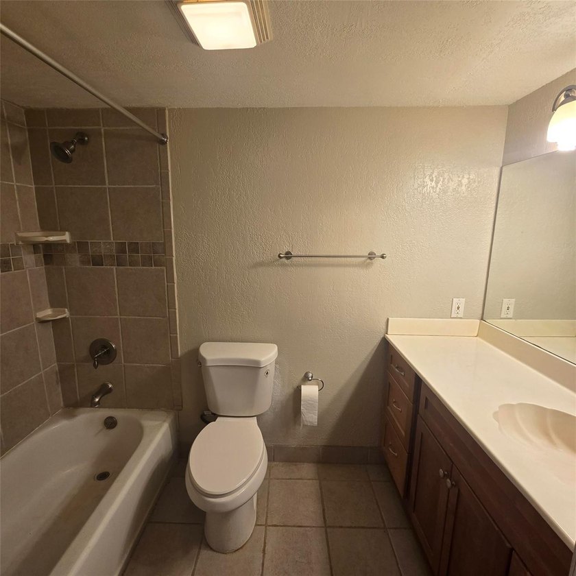 Well-maintained condo in the heart of Coral Springs! This unit - photo 9