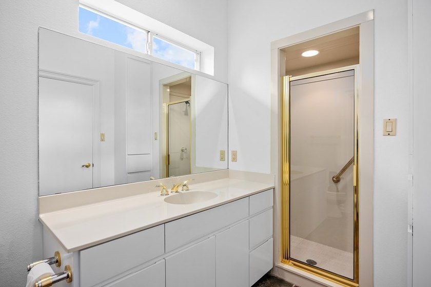 Wonderful home located in premier Riverhill section of Highridge - photo 25