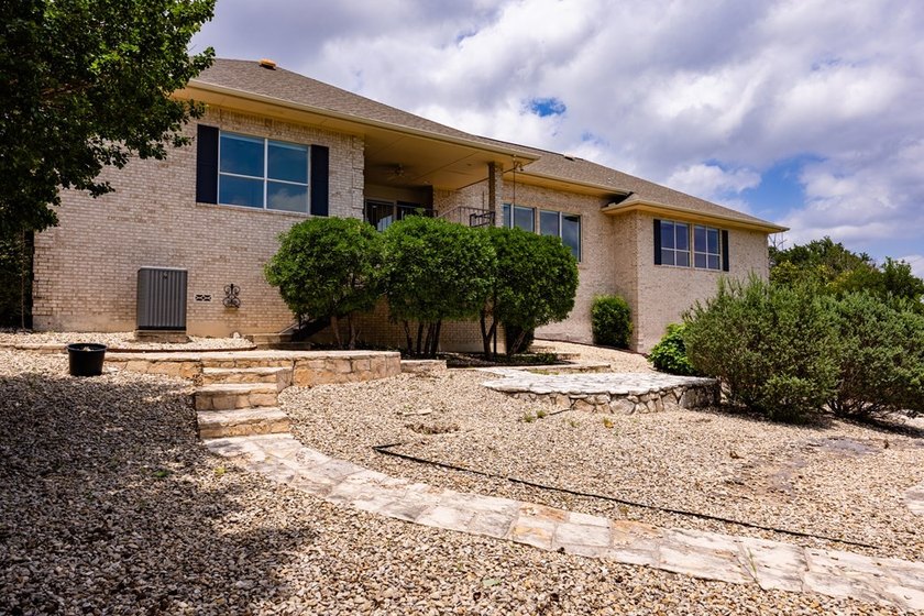 Wonderful home located in premier Riverhill section of Highridge - photo 34