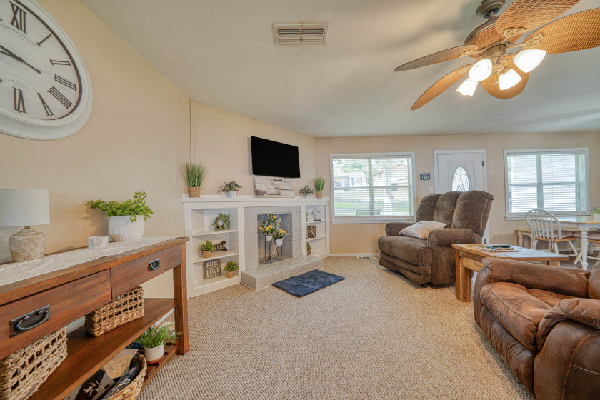 Furnished 3 bedroom, 2 bath lake front home with enclosed sunroom - photo 22
