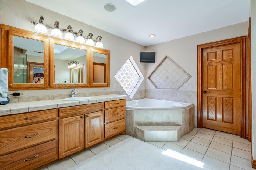Gorgeous 2-story home with a brand new class 4 roof. This - photo 25