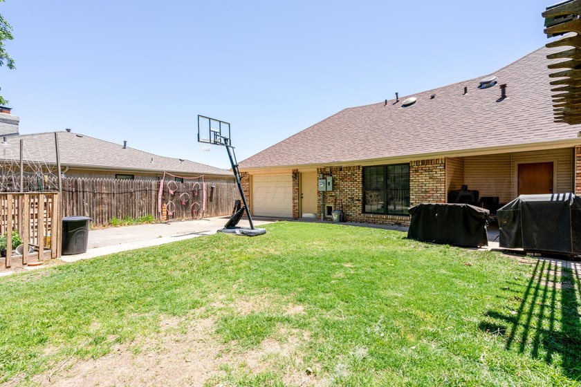 Gorgeous 2-story home with a brand new class 4 roof. This - photo 44