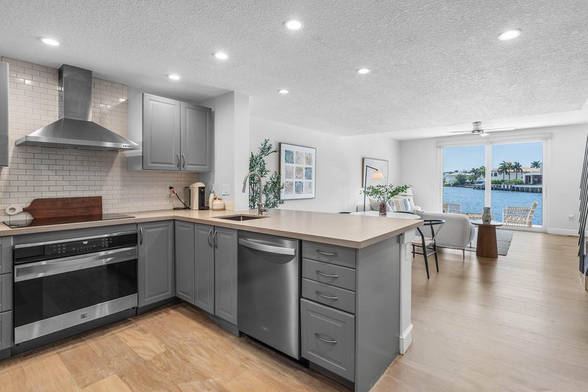 DIRECT MAIN INTRACOASTAL WATERWAY LIVING! Rarely available and - photo 2