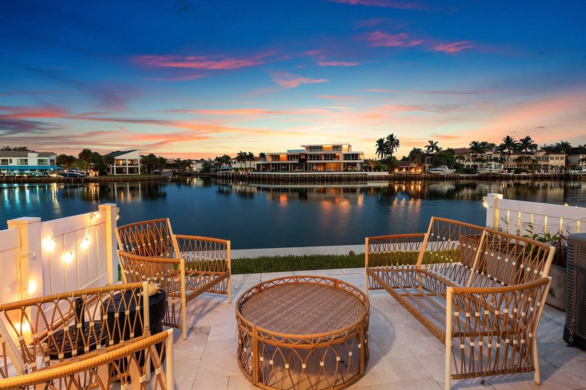 DIRECT MAIN INTRACOASTAL WATERWAY LIVING! Rarely available and - photo 5