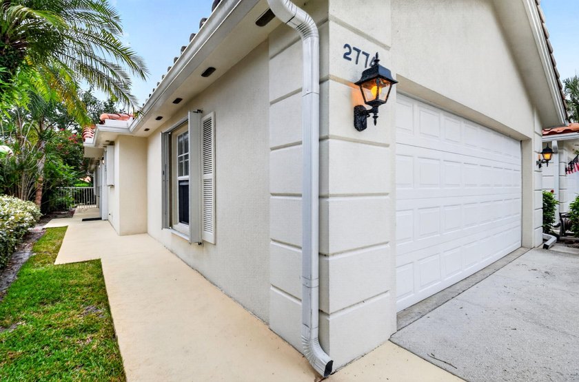 ***NEW ROOF***Welcome to this move-in ready, lake view, 2 BR, 2 - photo 3