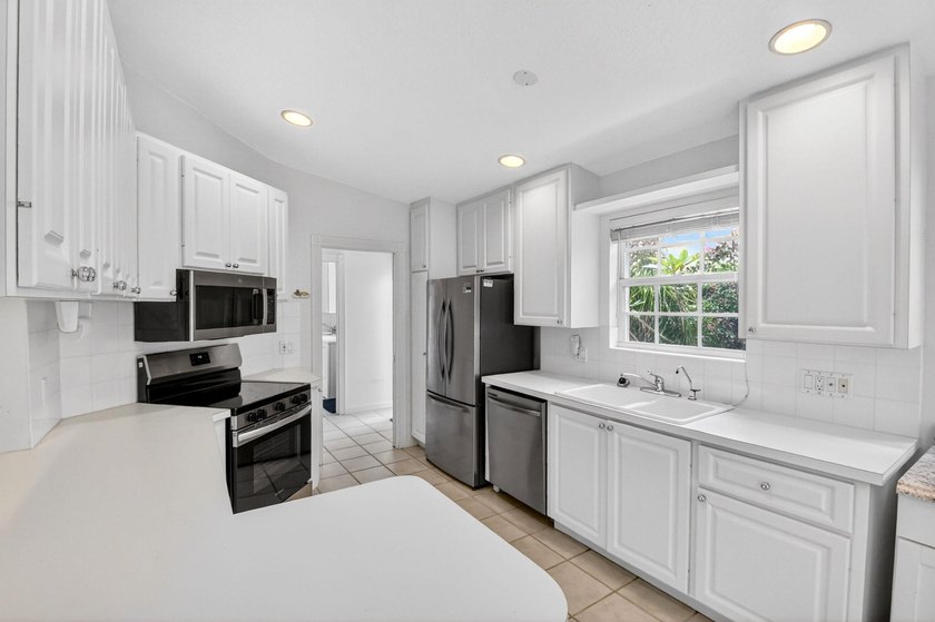 ***NEW ROOF***Welcome to this move-in ready, lake view, 2 BR, 2 - photo 6