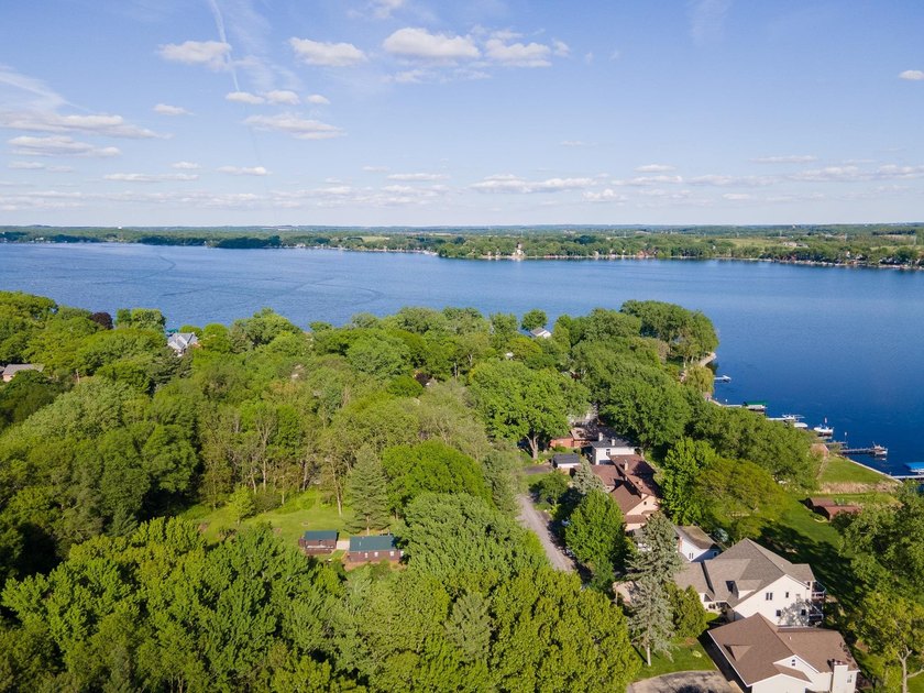 Location, location, location! Country living meets lake life - photo 34