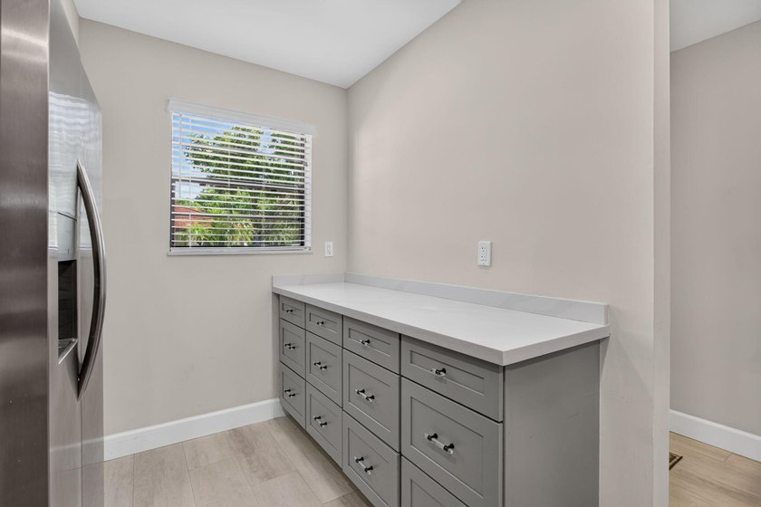 TASTEFULLY UPDATED END-UNIT VILLA WITH A BRAND NEW 2024 ROOF! - photo 5
