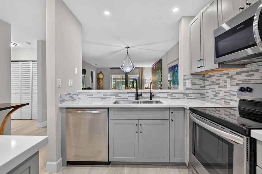 TASTEFULLY UPDATED END-UNIT VILLA WITH A BRAND NEW 2024 ROOF! - photo 6