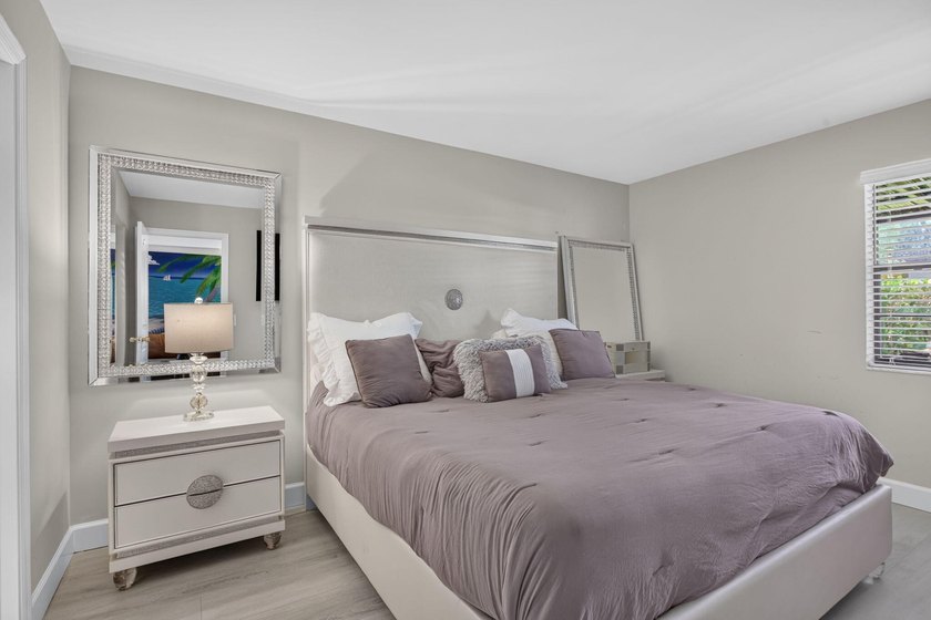 TASTEFULLY UPDATED END-UNIT VILLA WITH A BRAND NEW 2024 ROOF! - photo 9