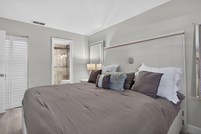 TASTEFULLY UPDATED END-UNIT VILLA WITH A BRAND NEW 2024 ROOF! - photo 10