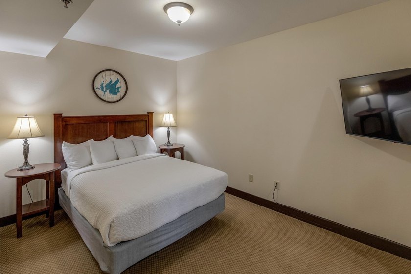 Sought after 4th floor, Lake View Condo at Chase on the Lake - photo 9