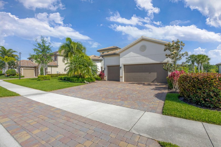 Welcome to your own slice of paradise in this beautifully - photo 2