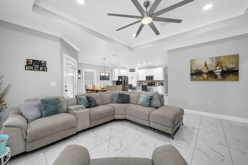 **UNDER CONTRACT WITH A 72 HOUR KICK OUT CLAUSE** This modern - photo 15