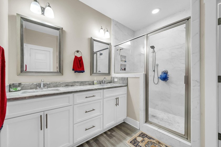 **UNDER CONTRACT WITH A 72 HOUR KICK OUT CLAUSE** This modern - photo 19