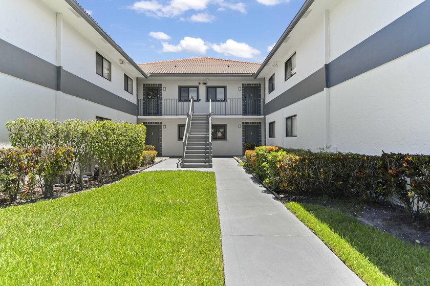 Beautifully updated 2-bedroom, 2-bath second-floor lakeview - photo 2