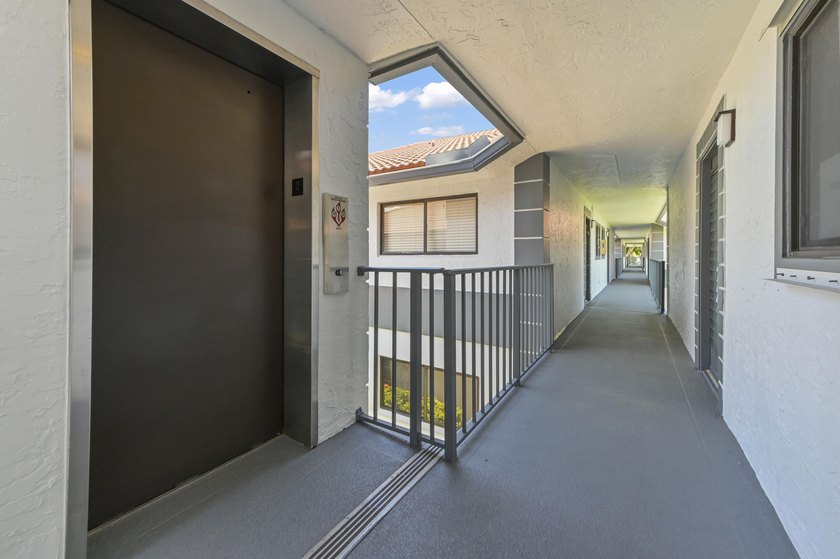 Beautifully updated 2-bedroom, 2-bath second-floor lakeview - photo 3