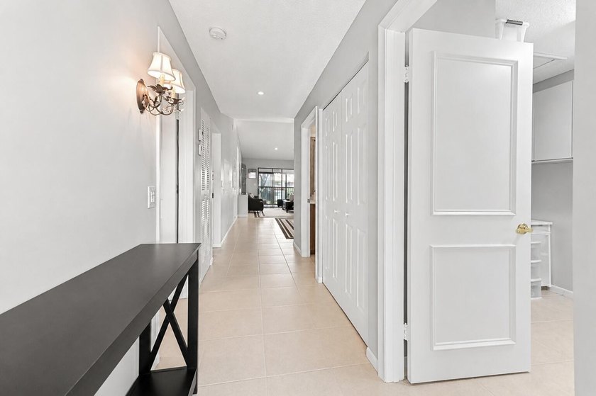 Beautifully updated 2-bedroom, 2-bath second-floor lakeview - photo 4