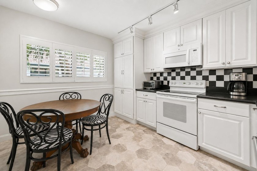 Beautifully updated 2-bedroom, 2-bath second-floor lakeview - photo 6
