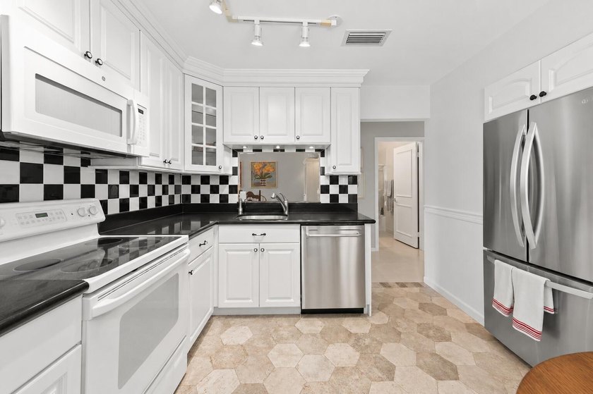 Beautifully updated 2-bedroom, 2-bath second-floor lakeview - photo 7