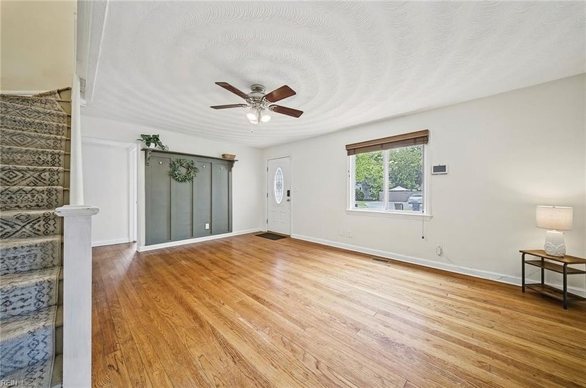 Charming Cape Cod in sought-after Monticello Village! This - photo 2