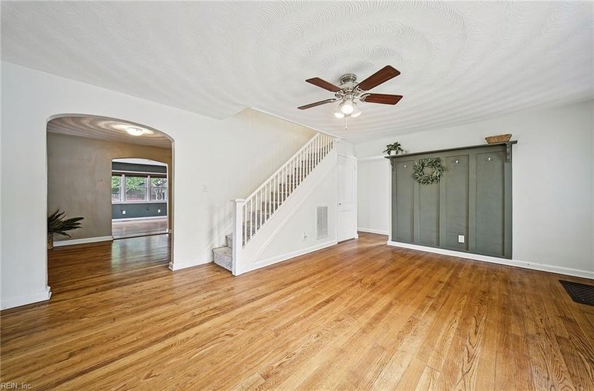 Charming Cape Cod in sought-after Monticello Village! This - photo 3