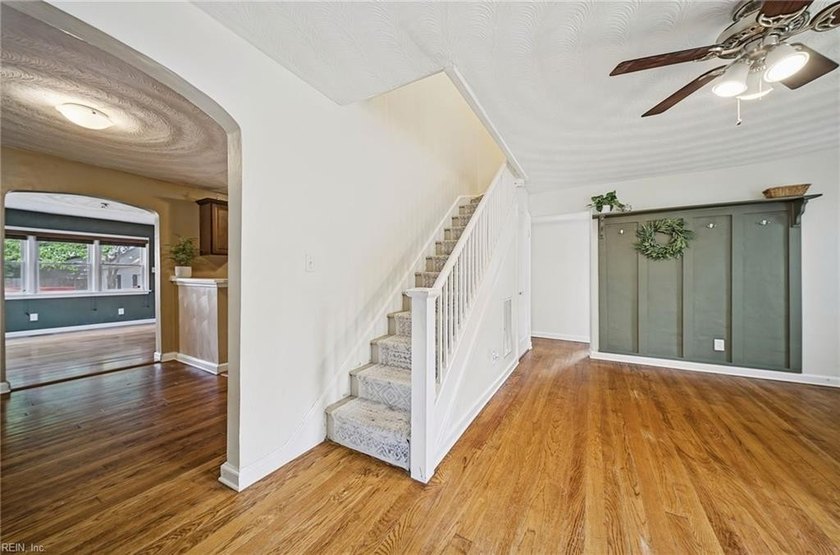 Charming Cape Cod in sought-after Monticello Village! This - photo 4