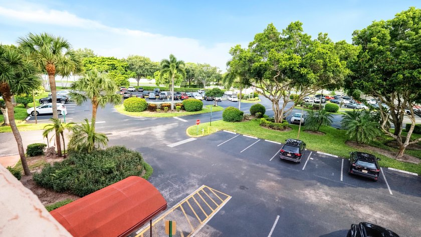 Welcome to this spacious and beautifully maintained condo - photo 6