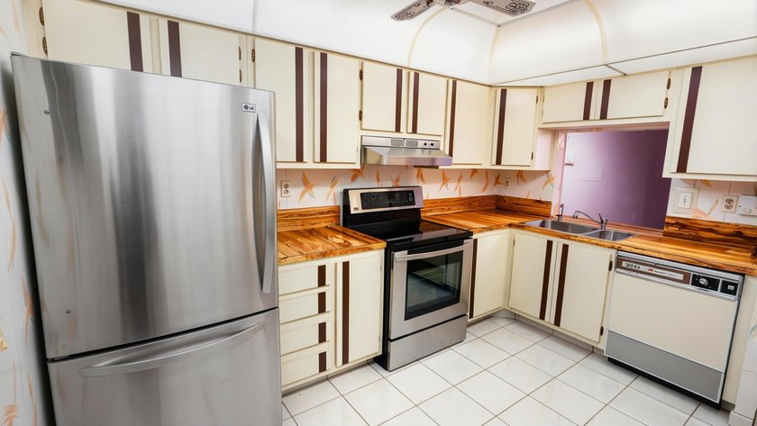 Welcome to this spacious and beautifully maintained condo - photo 7
