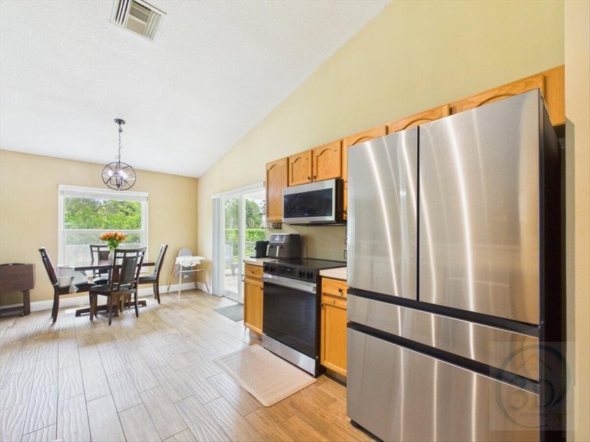 Come fall in love with this gorgeous 3 bedroom, 2 bath, 2 car - photo 5