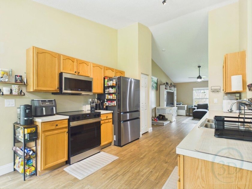 Come fall in love with this gorgeous 3 bedroom, 2 bath, 2 car - photo 6