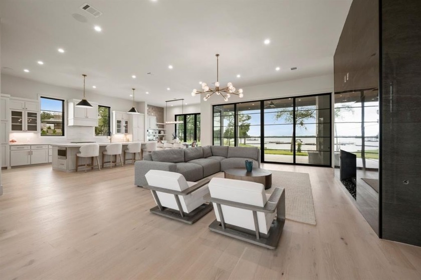 Just over an hour from Dallas, this stunning five-bedroom - photo 5